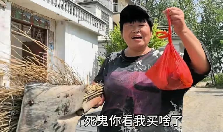一句“死鬼，小馋猫”，让粉丝实在绷不住了……
坚强的阿青这个账号，最大的主角就是