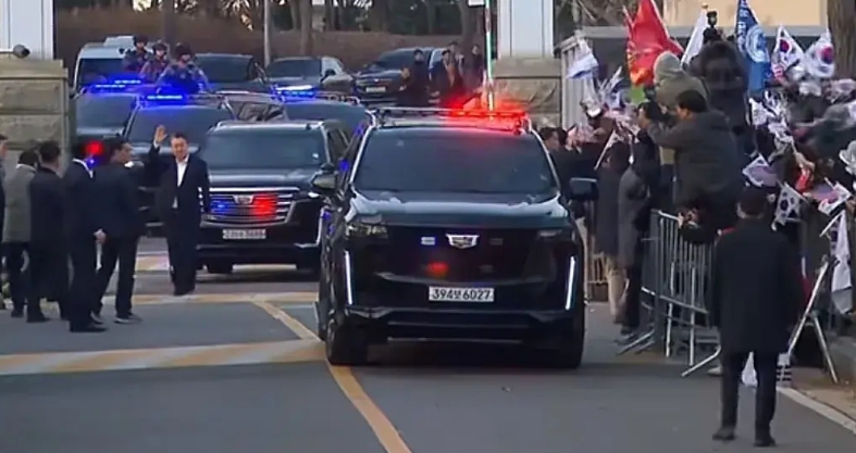 今天尹锡悦被释放，走出拘留所后没有立马乘车离开，而是漫步在车前，边走边与到场的支