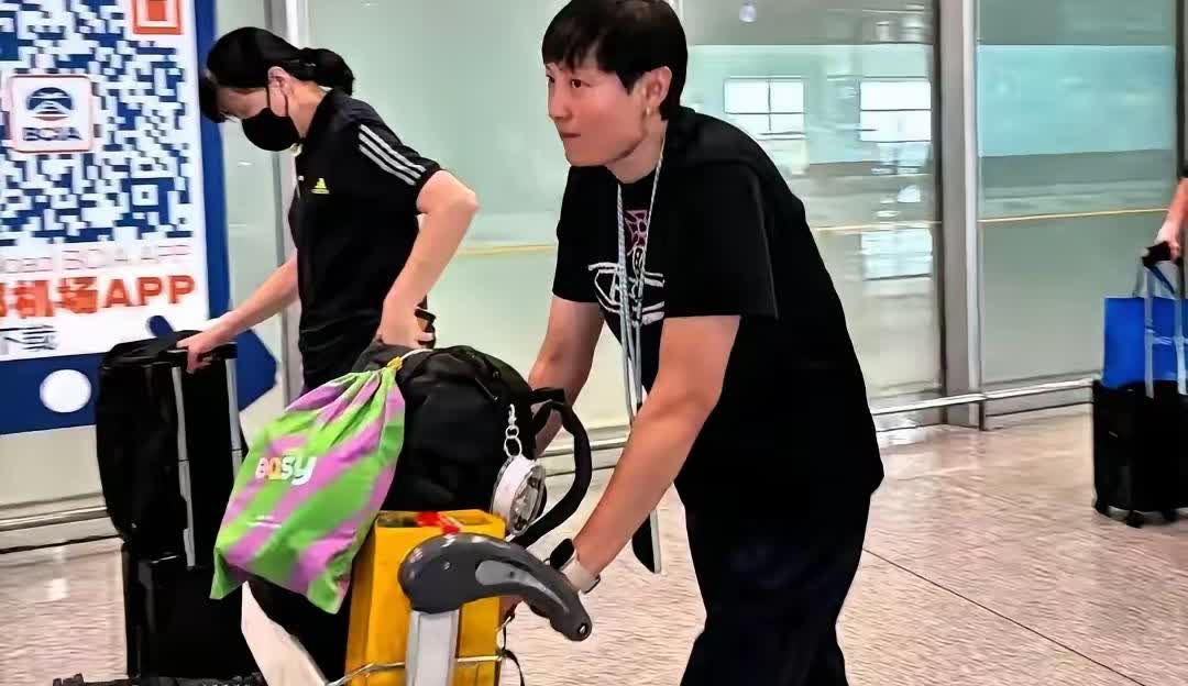 中国女排世锦赛止步八强排名第九，己从泰国返回到国内，赖亚文，杨昊一身黑衣，给人感