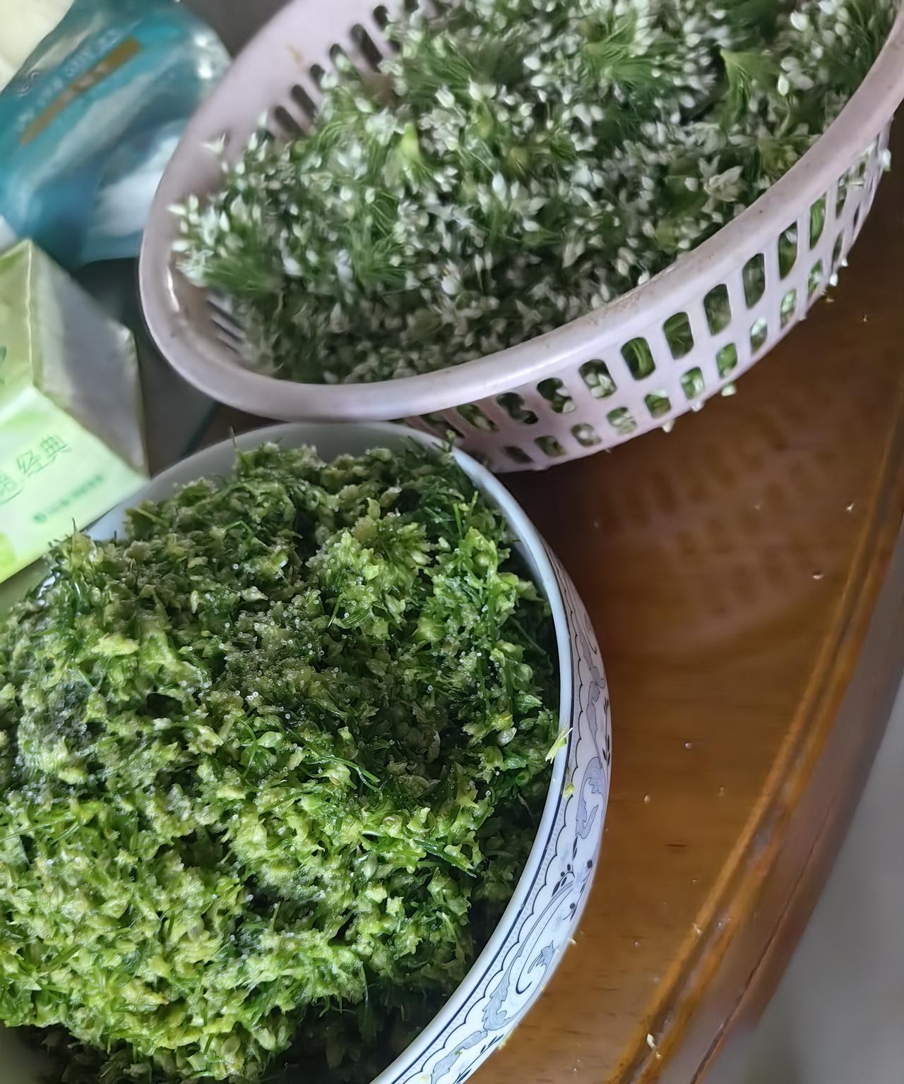 韭菜花今天最后一次买，老了快不能吃了，今天又买了6.5斤，捣了一下午了累的腰酸背