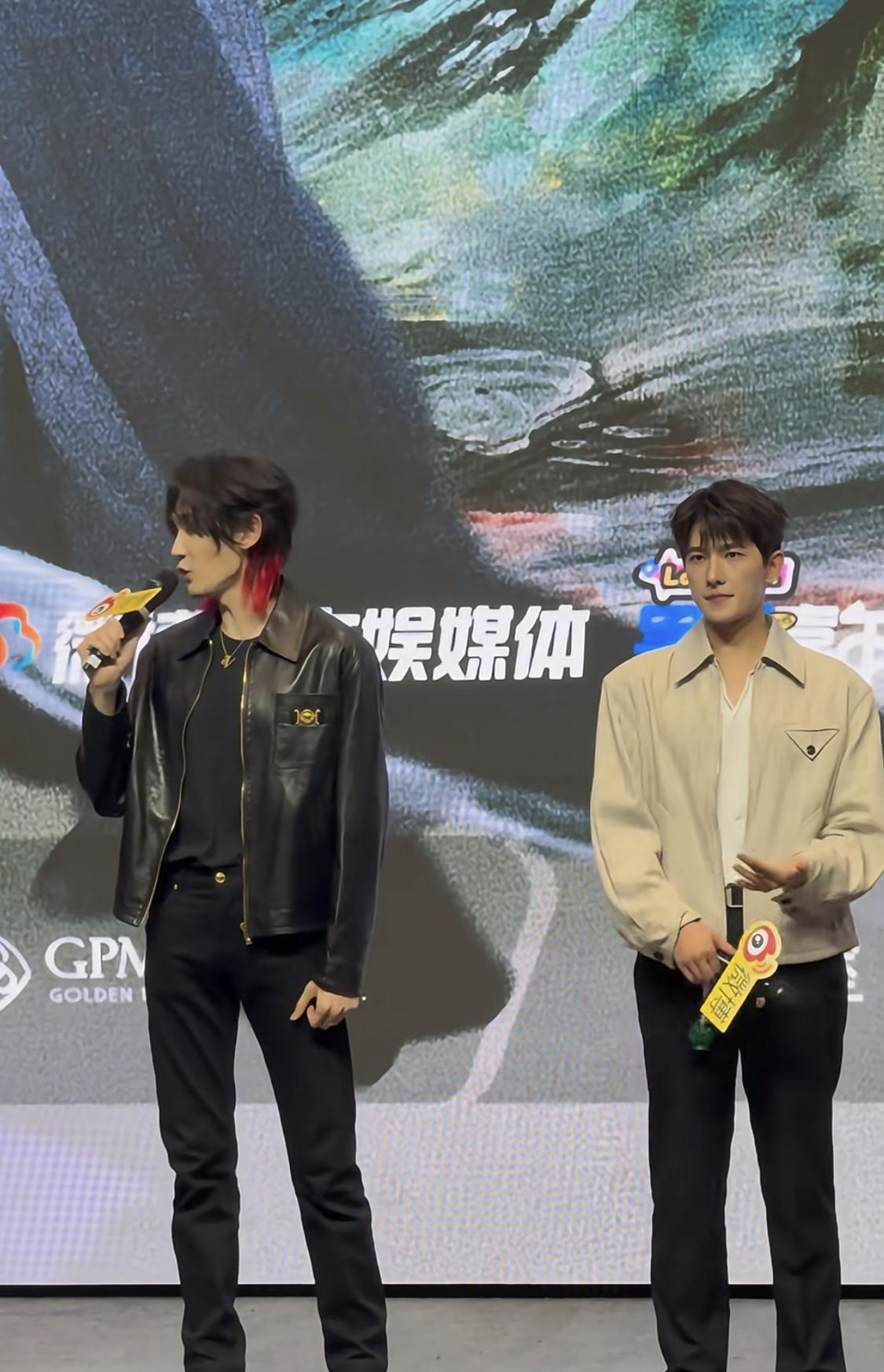 魔道汪铎和杨洋站在一起站在一起，这对比对杨洋伤害也太大了。
汪铎至少比杨洋高了半