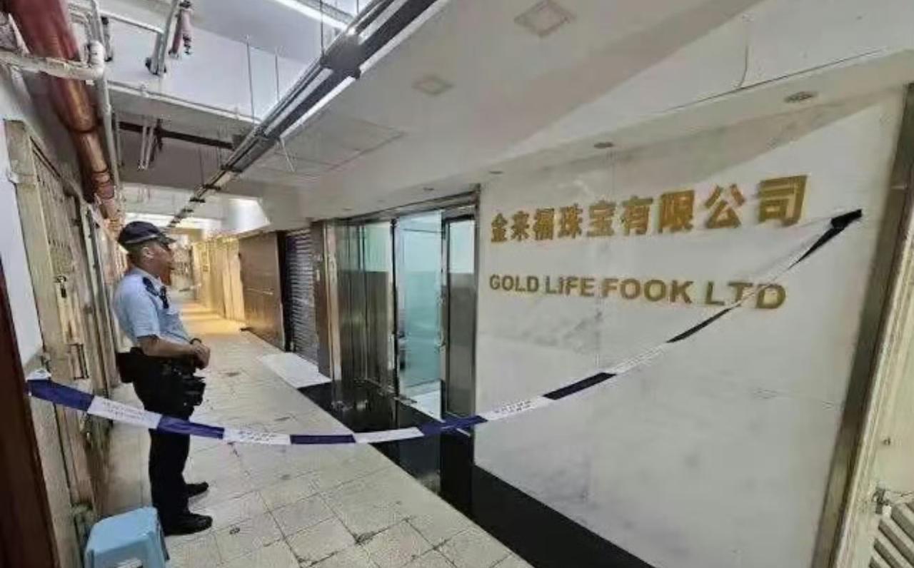 真是活久见，
真没想到抢劫案在这年代还能遇见，
中国香港一珠宝公司被抢劫65公斤