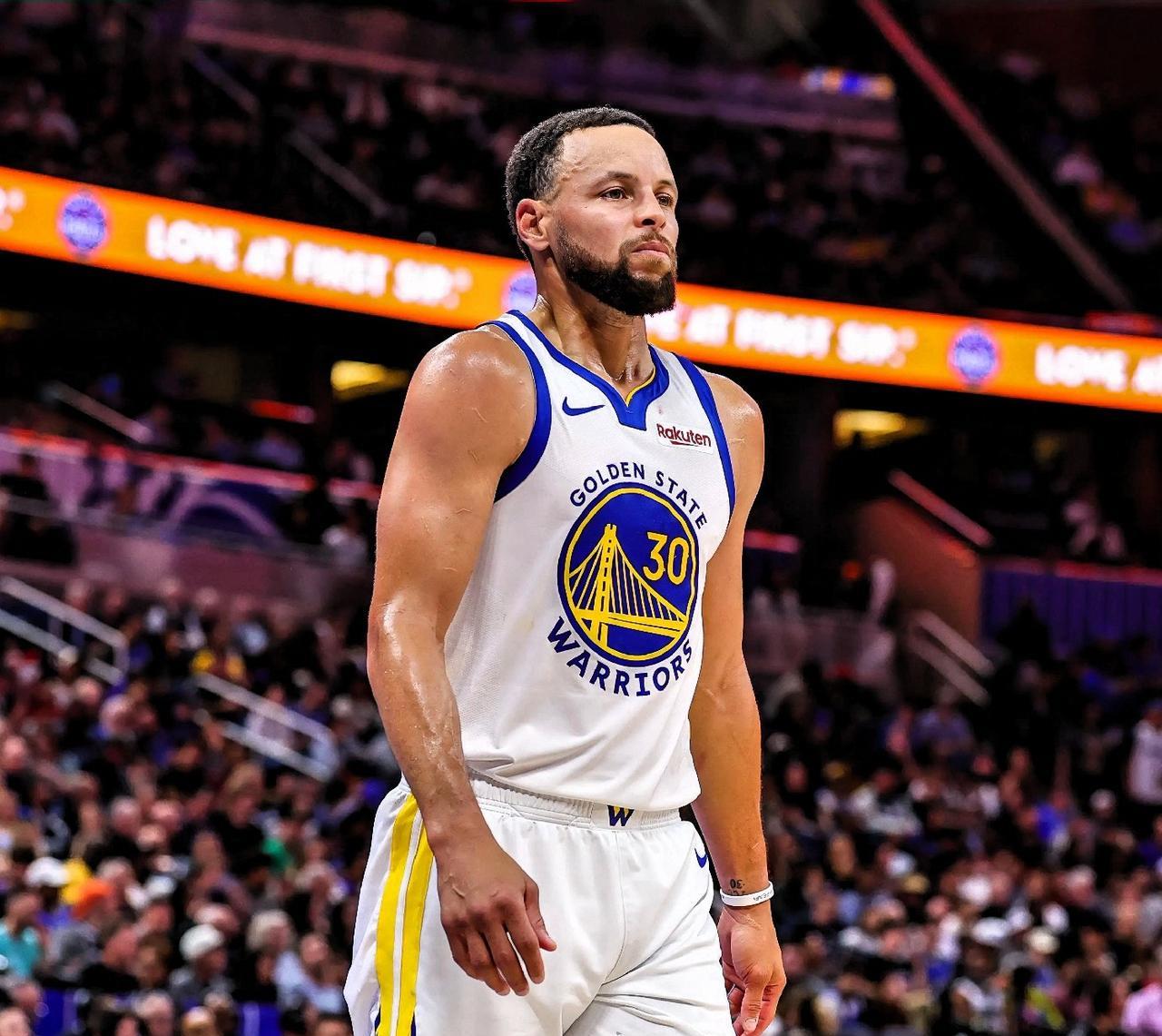 勇士队医也太业余了吧！连库里是哪只腿受伤都搞错了。
今日，NBC记者道约翰逊发文