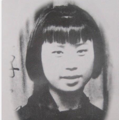 1941年，刘彩凤被捕。她长相漂亮，敌头子王慕增对她动了贼心。审讯那天，王慕增支