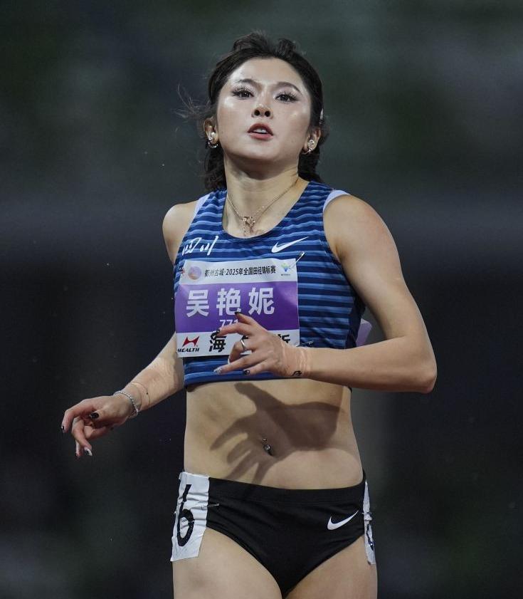 在衢州进行的全国田径锦标赛女子100米栏决赛，名将吴艳妮以13秒15成功卫冕，因