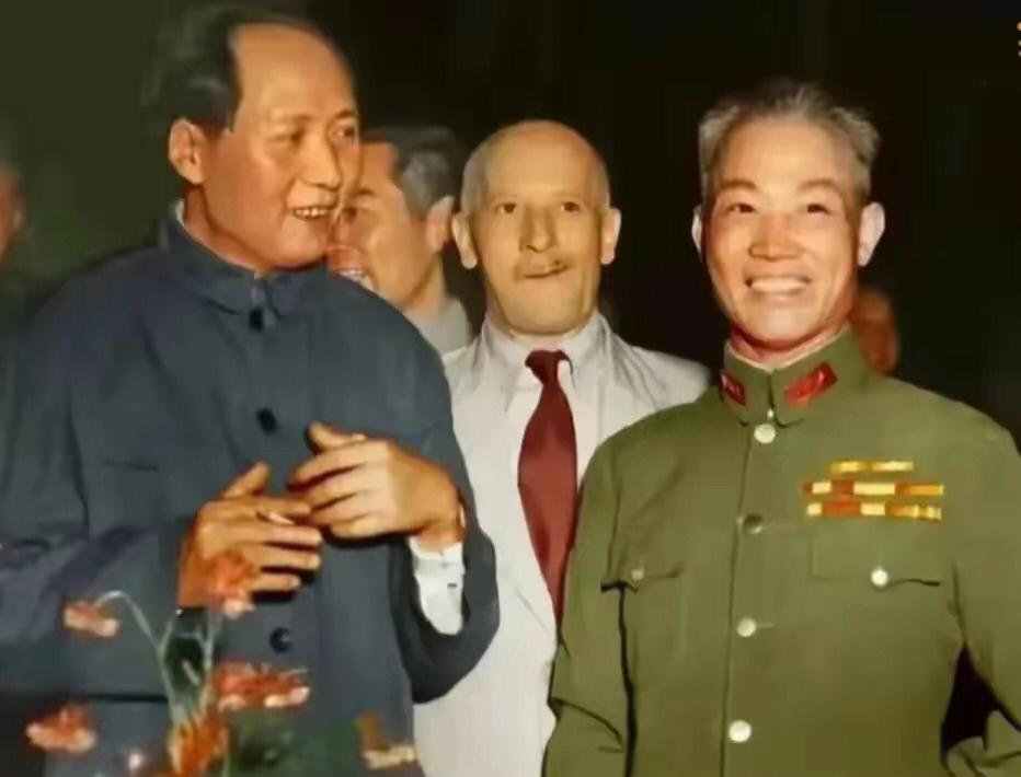 1945年，毛主席赴重庆谈判，毛主席与周恩来总理一起带着代表团，也和国民党的高官