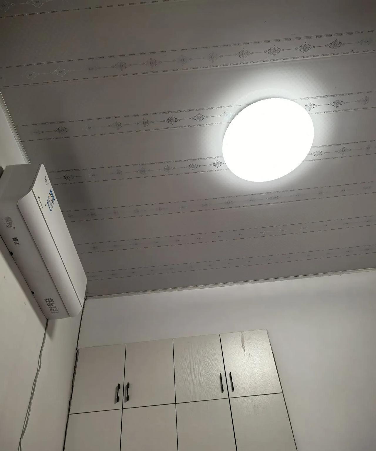 刚躺下，房顶上看到了这个东西……
看到它时，我没有感到不适，更没有害怕。我相信一