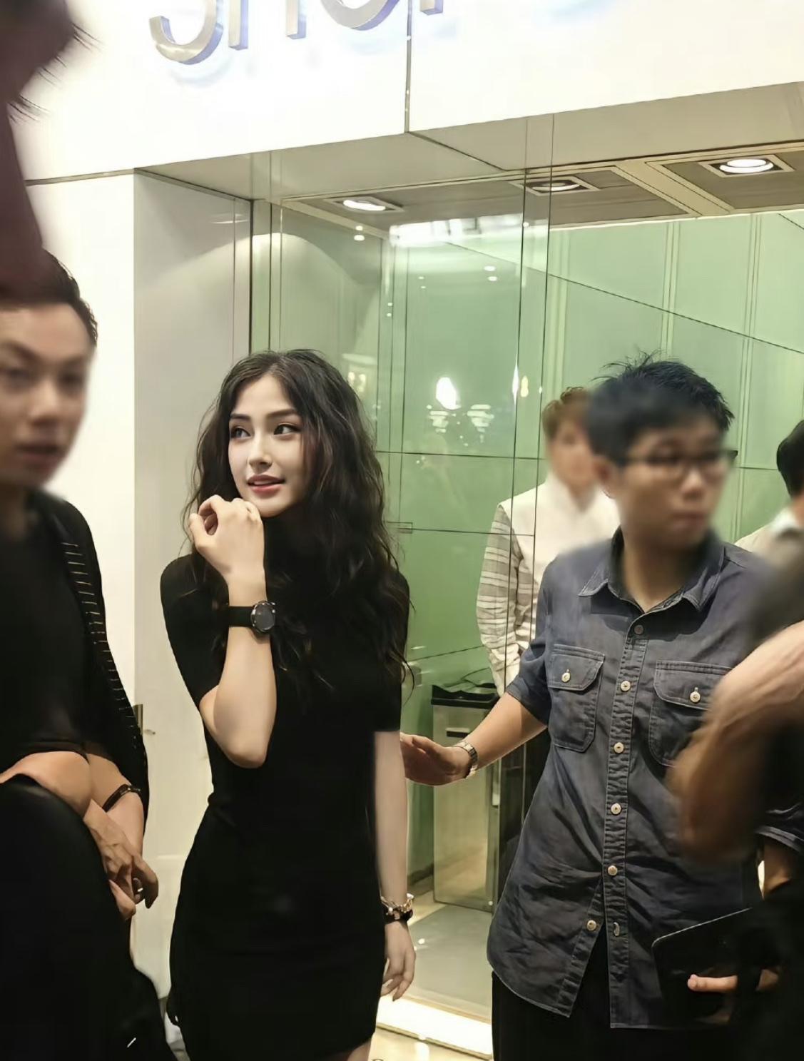记得以前天涯有一句称赞angelababy 很有名的话：
“她整容七年，千刀万剐
