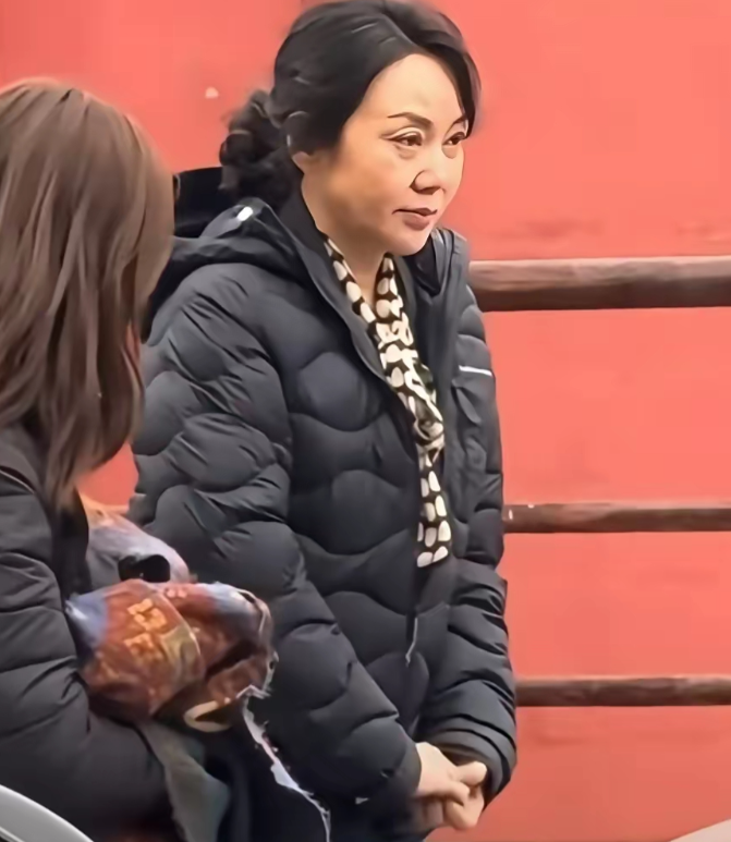 闫妮终于不“装”了！54岁的闫妮素颜出街，穿着黑色的羽绒服，低扎着马尾，看起来和