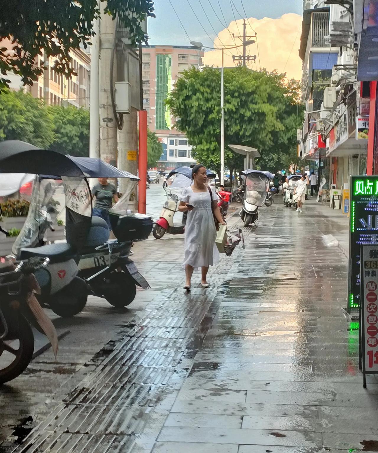 #晒图笔记大赛#週二宣漢縣城，傍晚幾顆偏斗雨，地濕人喜沐熱氣！