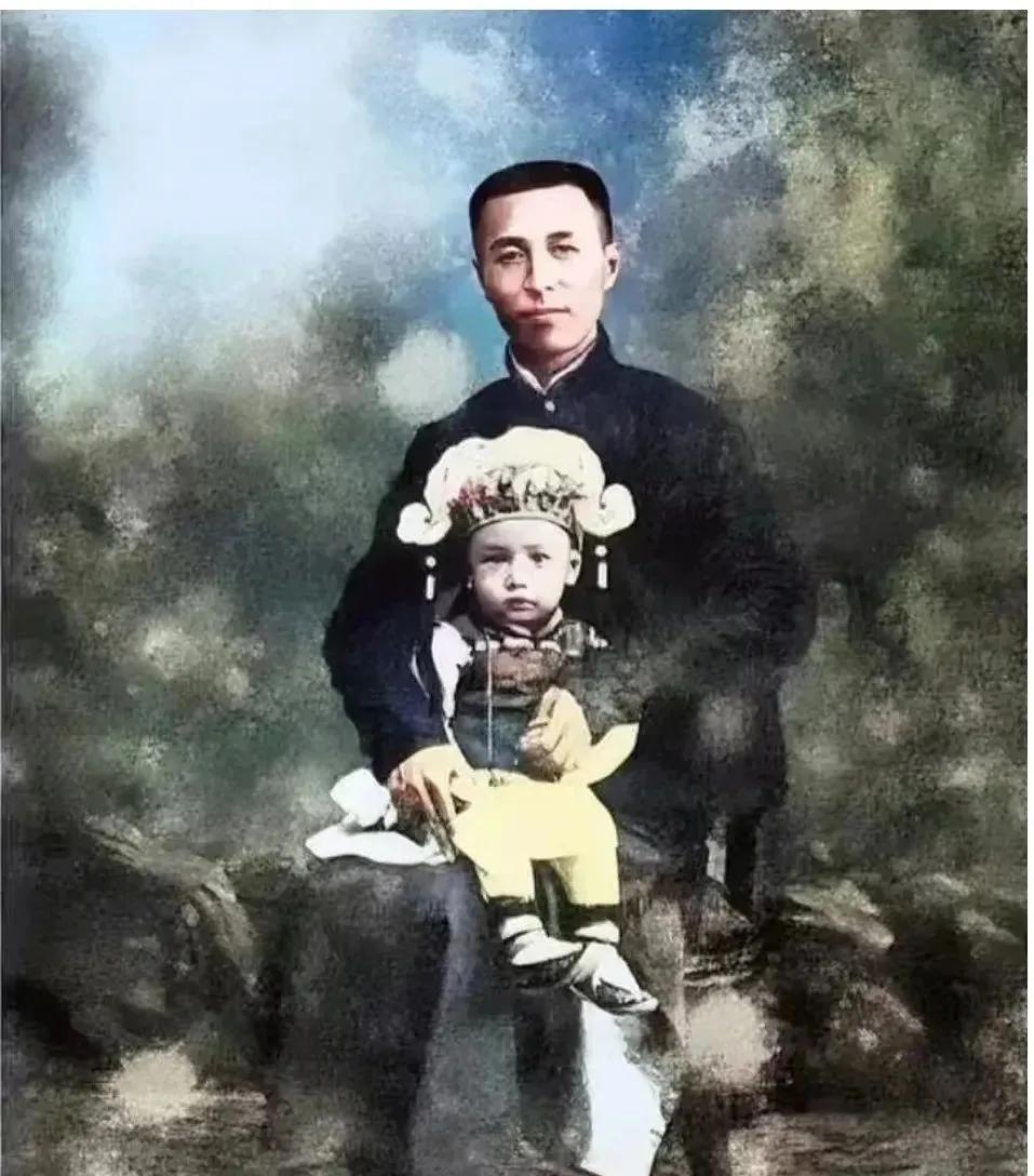 知道下面照片里的大人是谁吗？知道大人怀是抱的孩子又是谁吗？跟你说，这是1912年