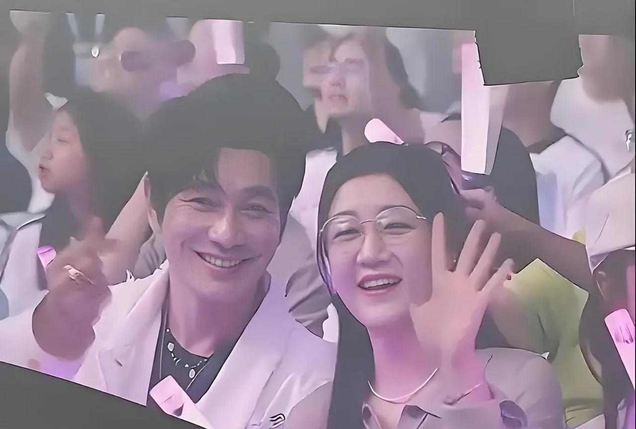2025年7月26日晚，岳云鹏“非要唱”巡回演唱会北京站火热开唱，演员黄晓明与奥