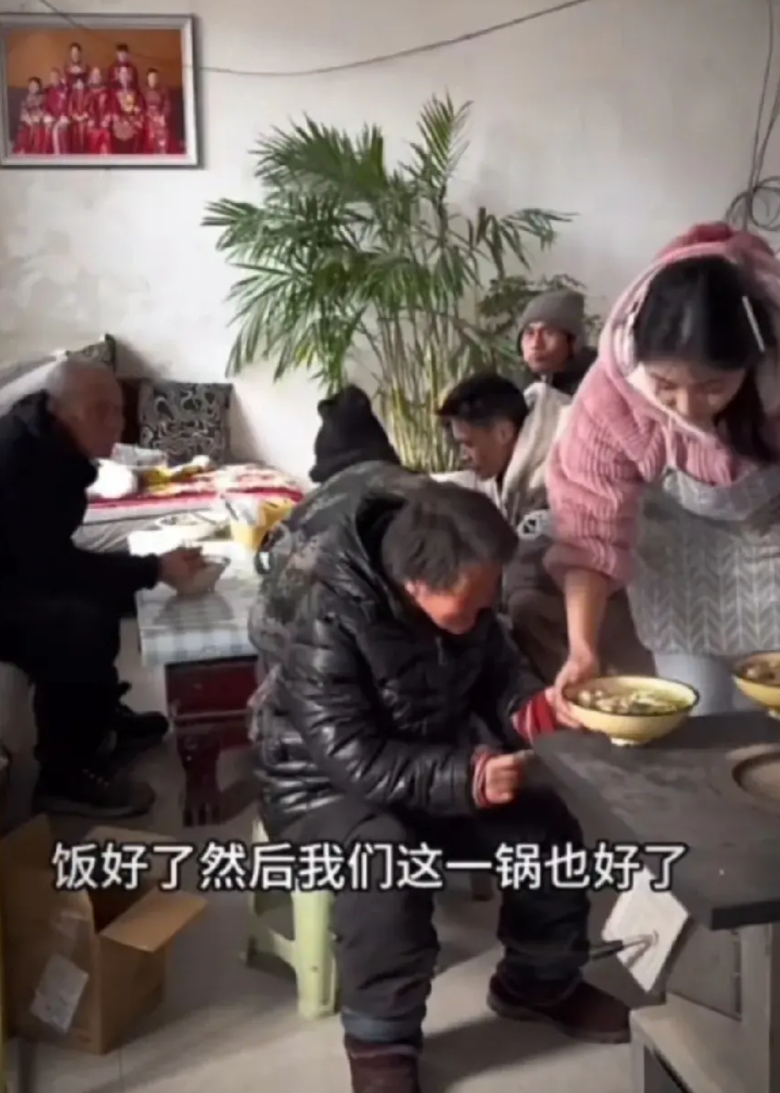 李福贵儿是河南新乡的，我老家也是新乡的，对于网友疑问为什么他们一家子不在一个桌子