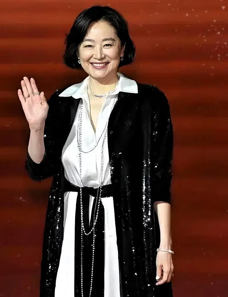 71岁林青霞素颜逛小镇！
皱纹真实却惊艳全网，
网友炸锅：这才是抗老天花板
她身