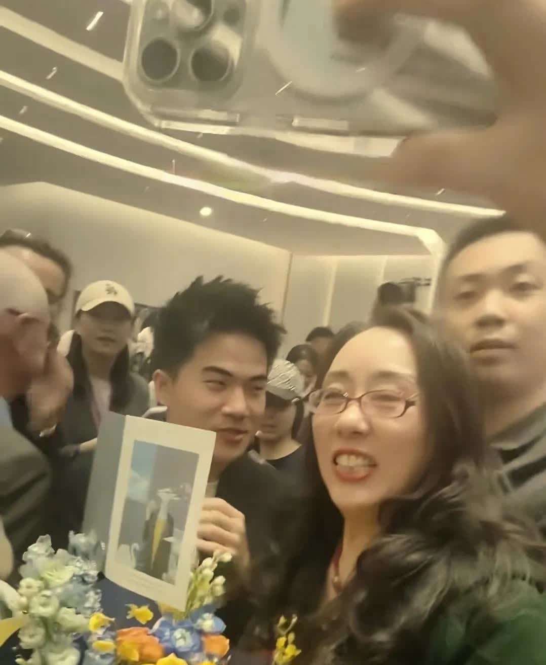 不得不说
董宇辉的丈母娘
真是神一样的存在
董宇辉清华美院演讲25分钟
