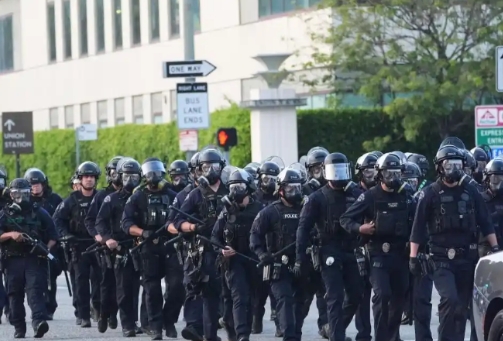 美国的百姓暴乱控制不住了？加州人民也够彪悍的，真的能和美国正规军打得有来有回，而