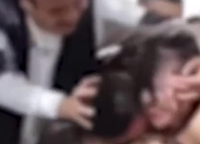 陕西咸阳彬州市再现无底线婚闹！结婚当天多名男子分工明确，将2名伴娘捆绑在共享单车