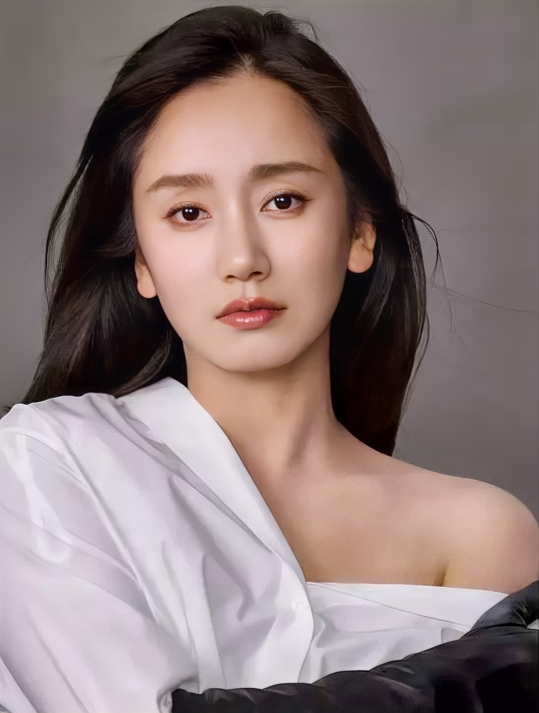 37岁的董晴，
离人生大赢家还差一步，
生活上她结婚了，事业上《以法之名》火了，