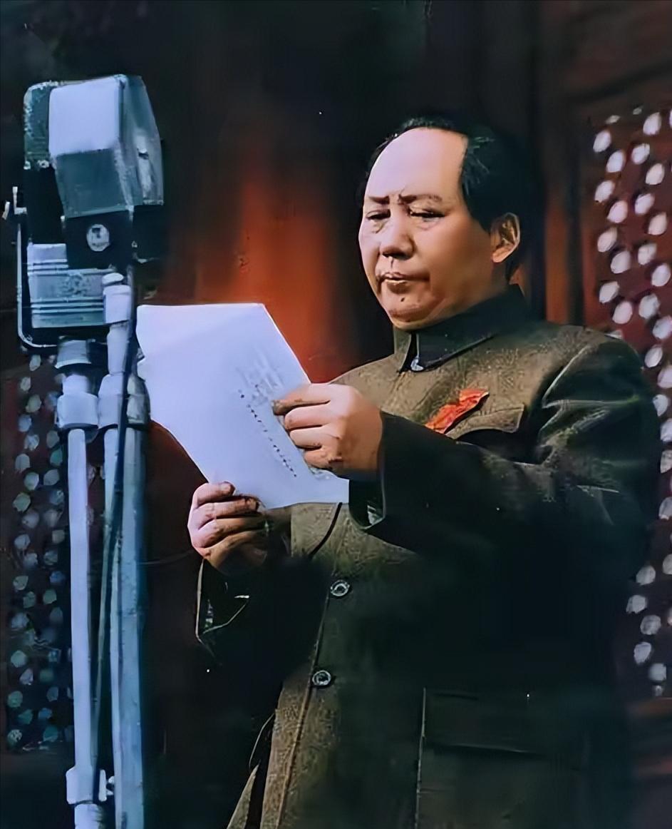 这是毛主席演讲时的真实瞬间，都看看吧，他是中国历史上第一个喊出“人民万岁”的领袖