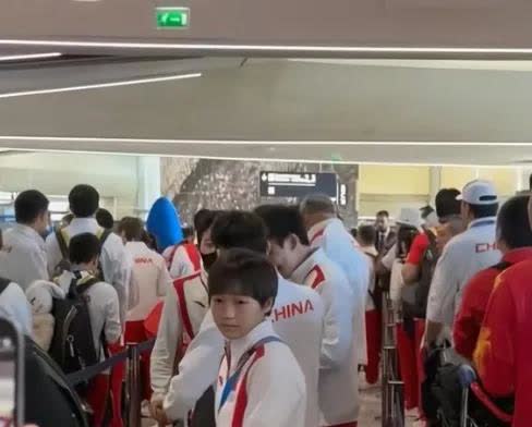 全红婵跟着跳水队参加活动，看见粉丝频频和她打招呼，积极做着回应摆手示意。
全红