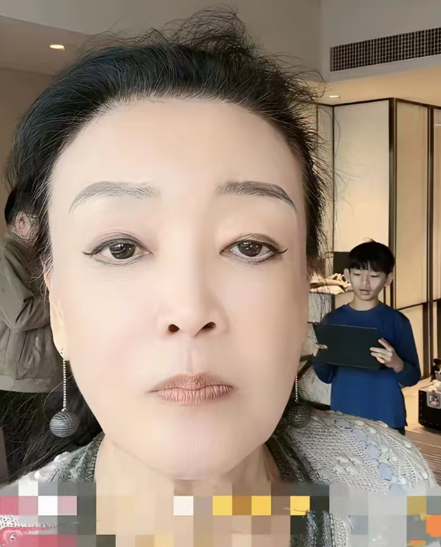 兰姐到成都啦。兰姐到成都了，大孙子小箖儿也到成都啦。一家人全部在成都集合啦。
