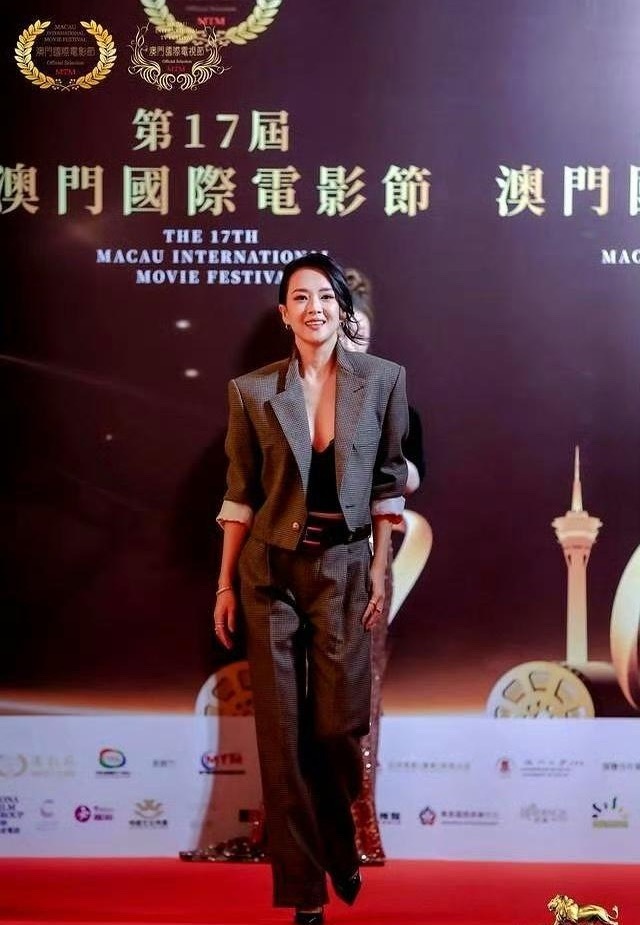 终究是小看章子怡了。还以为这次章子怡终于不想出风头了，好好穿一身保守的西装，没想