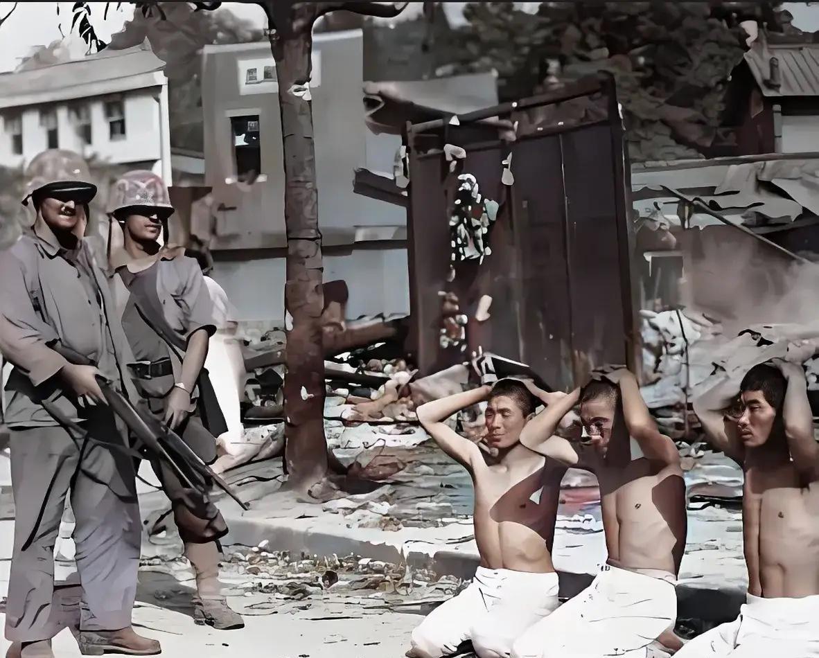 塞班岛的硝烟还没散尽，美军卡车灯架上晃荡的日军头骨就成了“战利品”。战地帐篷里，