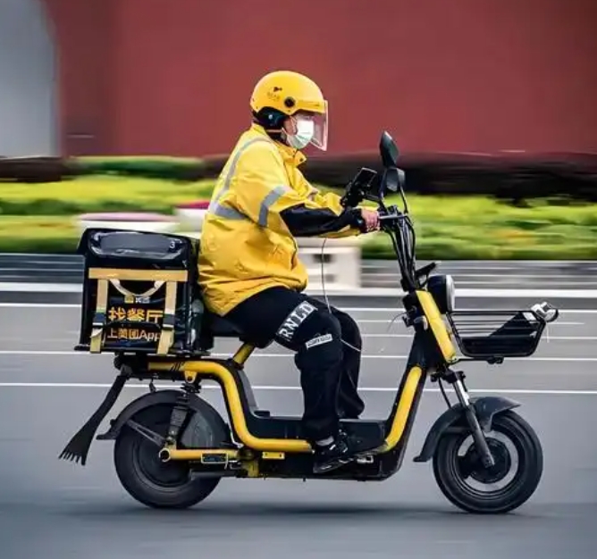 比亚迪把汽车电池搬上电动车，意味着外卖市场的大变天。
现在跑外卖的小哥们最头疼的