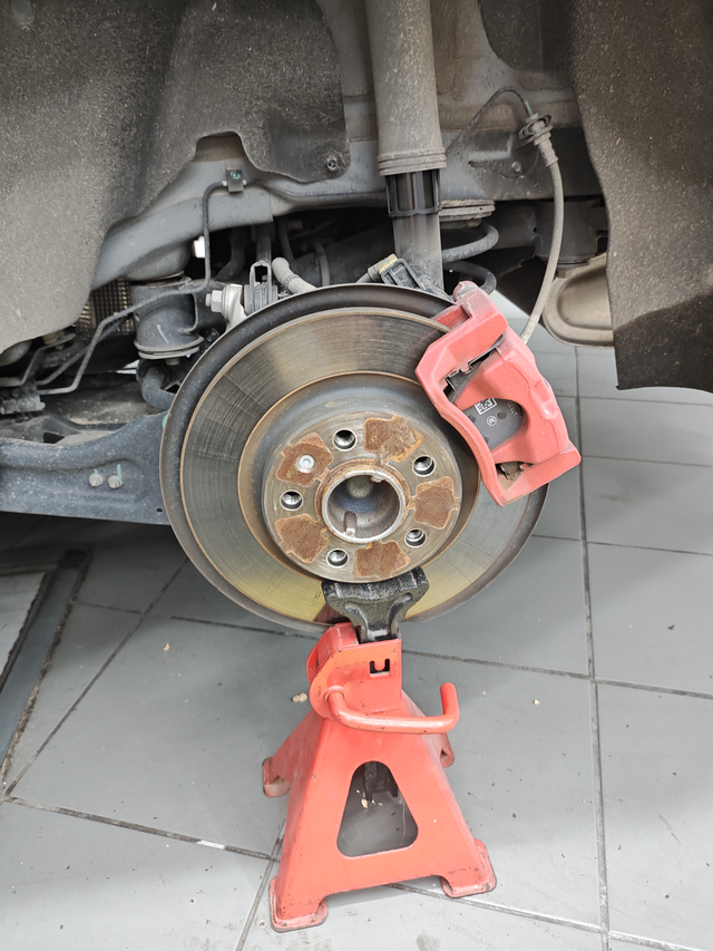 买了一年的星瑞
来补胎发现这里生锈了
这正常吗