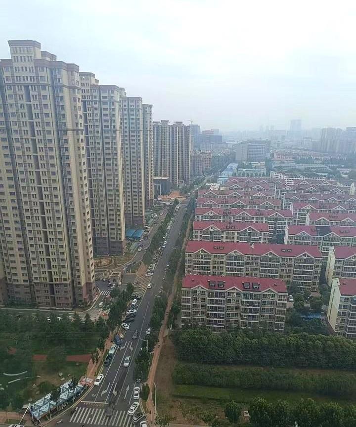 昨天，受一女同事的邀请，办公室五六个人一块，骑车去参观她结婚时刚买的新家。
这姑