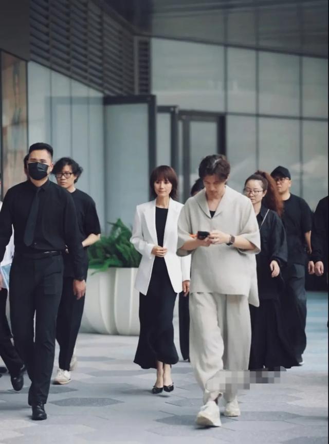 袁泉好像从来不屑于穿那些暴露装，永远都是那么典雅大方，如一股清流，扑面而来，温柔