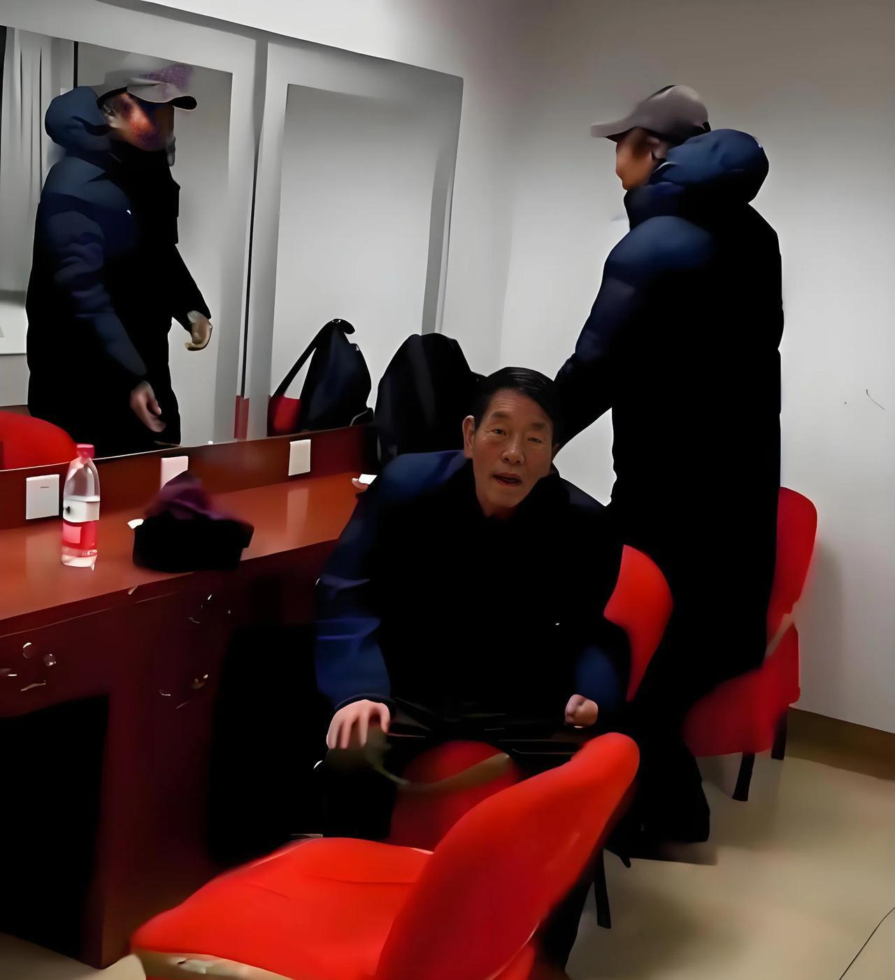 眼前坐着的这位老人，看起来，怎么那么眼熟呢？这不是那赫赫有名的相声演员杨少华老先