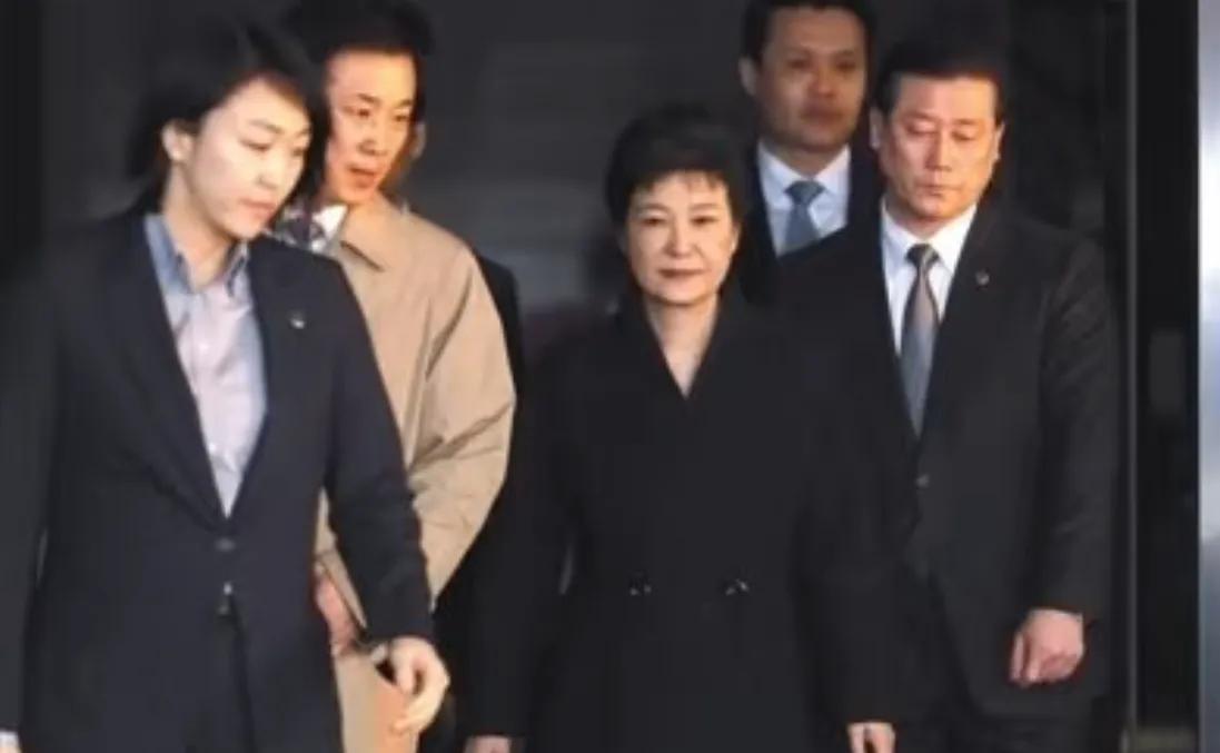 朴槿惠一生未嫁，但与三个男性有深厚的纠葛。
韩国历史上唯一女总统的朴槿惠，上任之