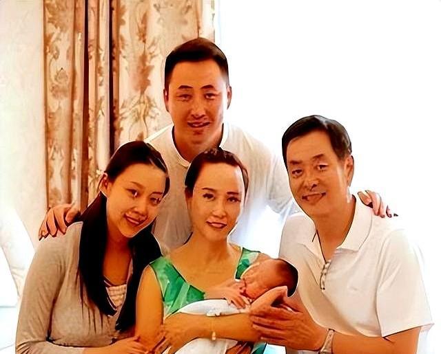 当红毯上的聚光灯还停留在明星子女的奢华婚礼时，濮存昕之女濮方却用滑雪手套牵起了农