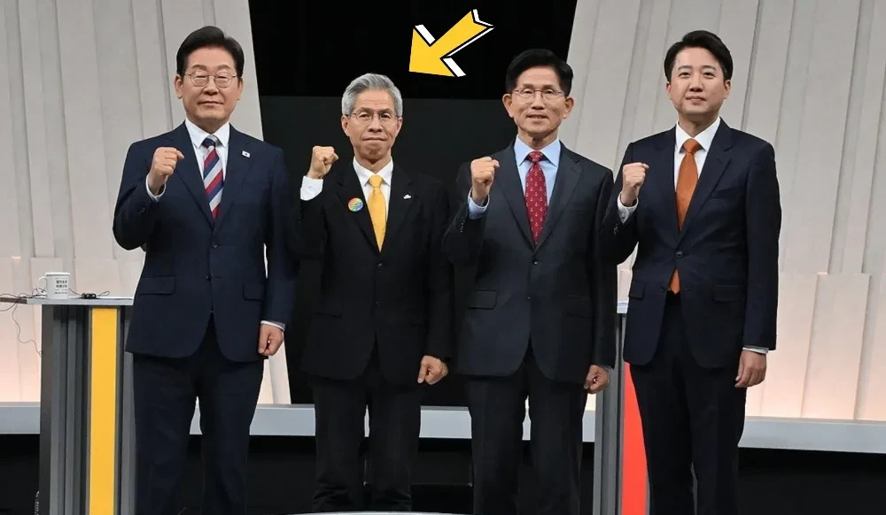 ### 权英国真高明，看戏不站队











---







