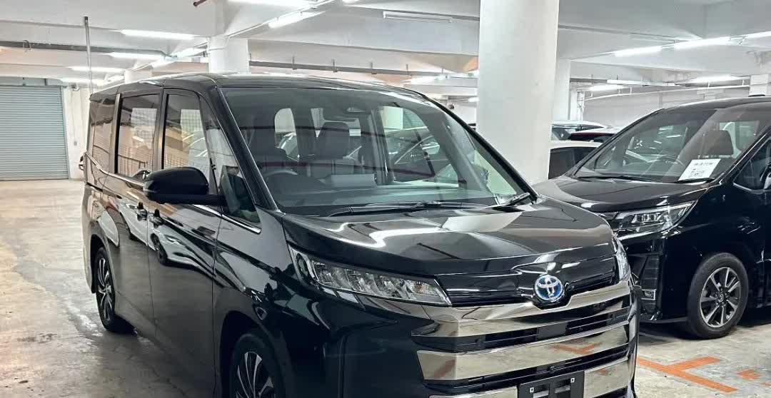 新款丰田Noah上市，小埃尔法实用型MPV，1.8L混动四驱才卖13万多

