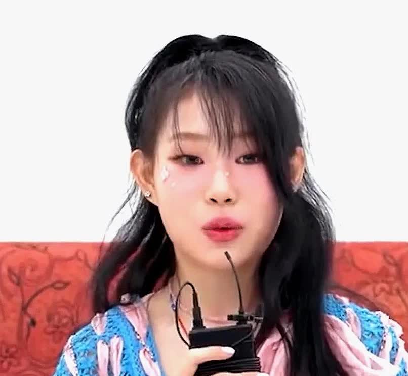 沈佳润，小沈阳女儿出道，网上一片骂声，有说她长的不好看的，有说她年纪轻轻为啥不学