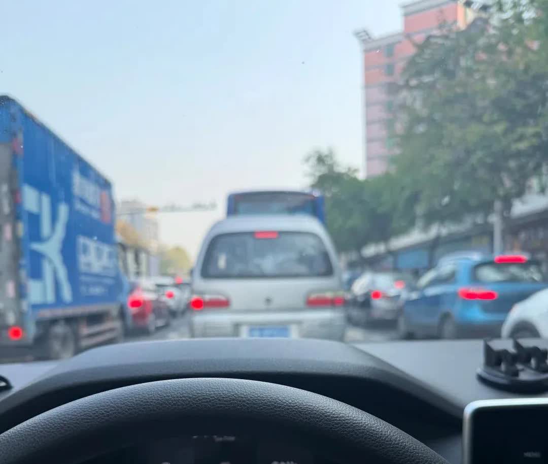 你发现了没

贵点的车都有一个共同点，

就是车门都很重，很厚实，

