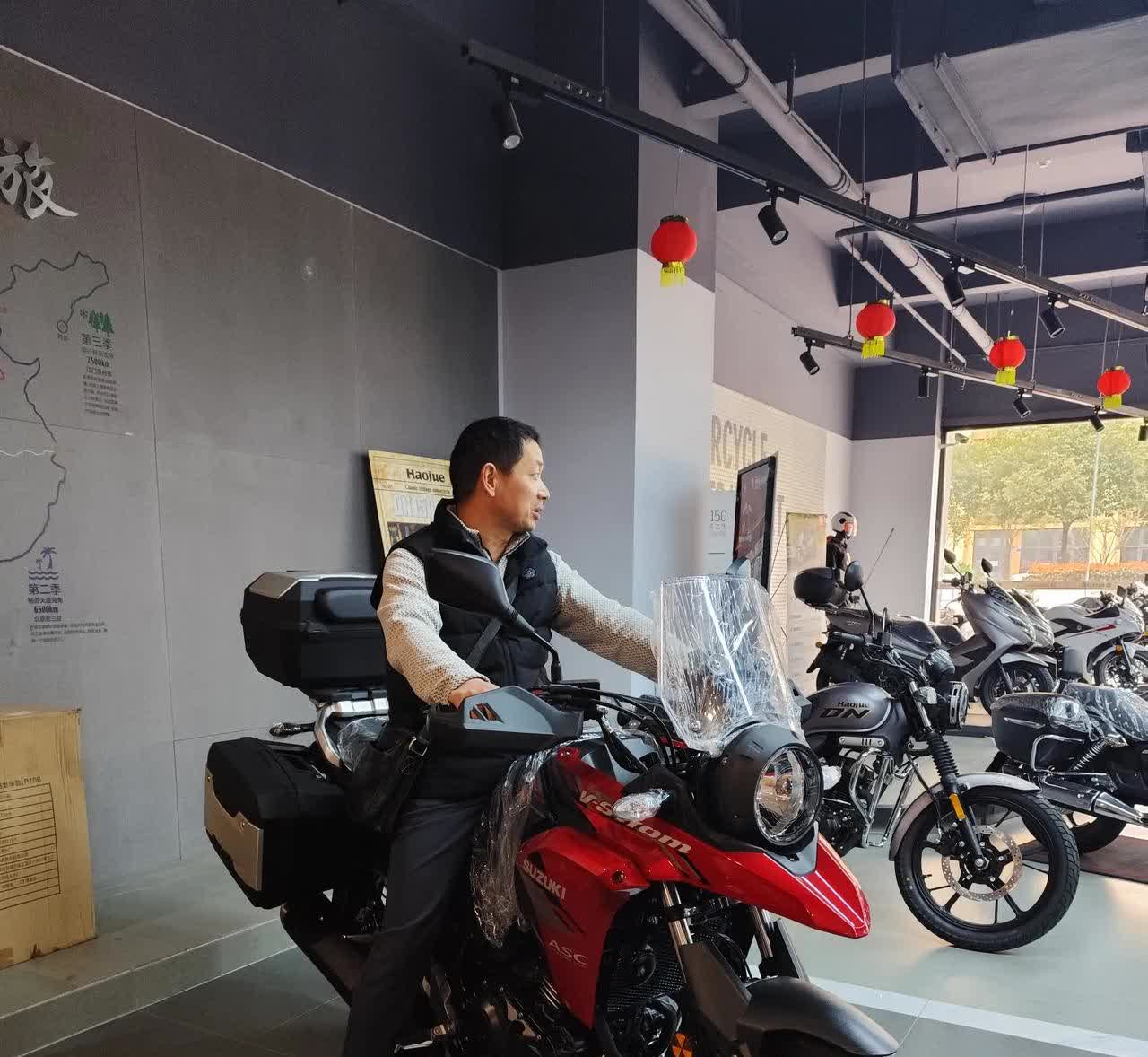 今天去看了豪爵铃木DL250，车很漂亮性价比很高，有想买的冲动。可是拉力车适合长