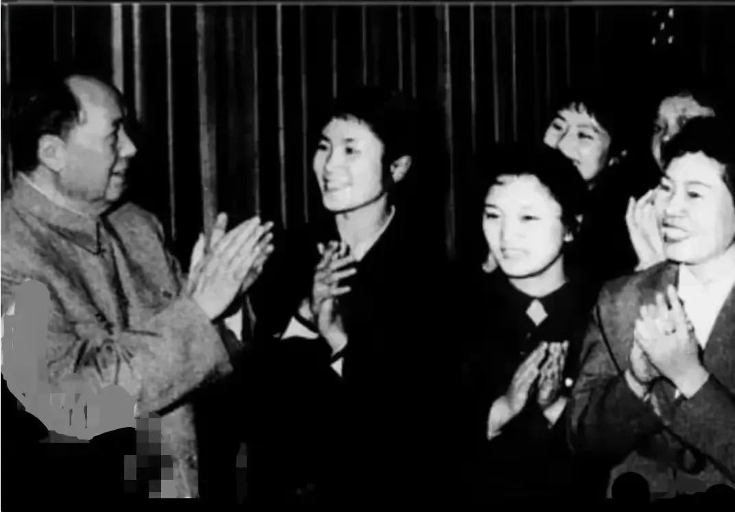 毛主席与京剧演员同框鼓掌的画面，是那个时代文艺为人民的最佳写照。现代京剧在当时的