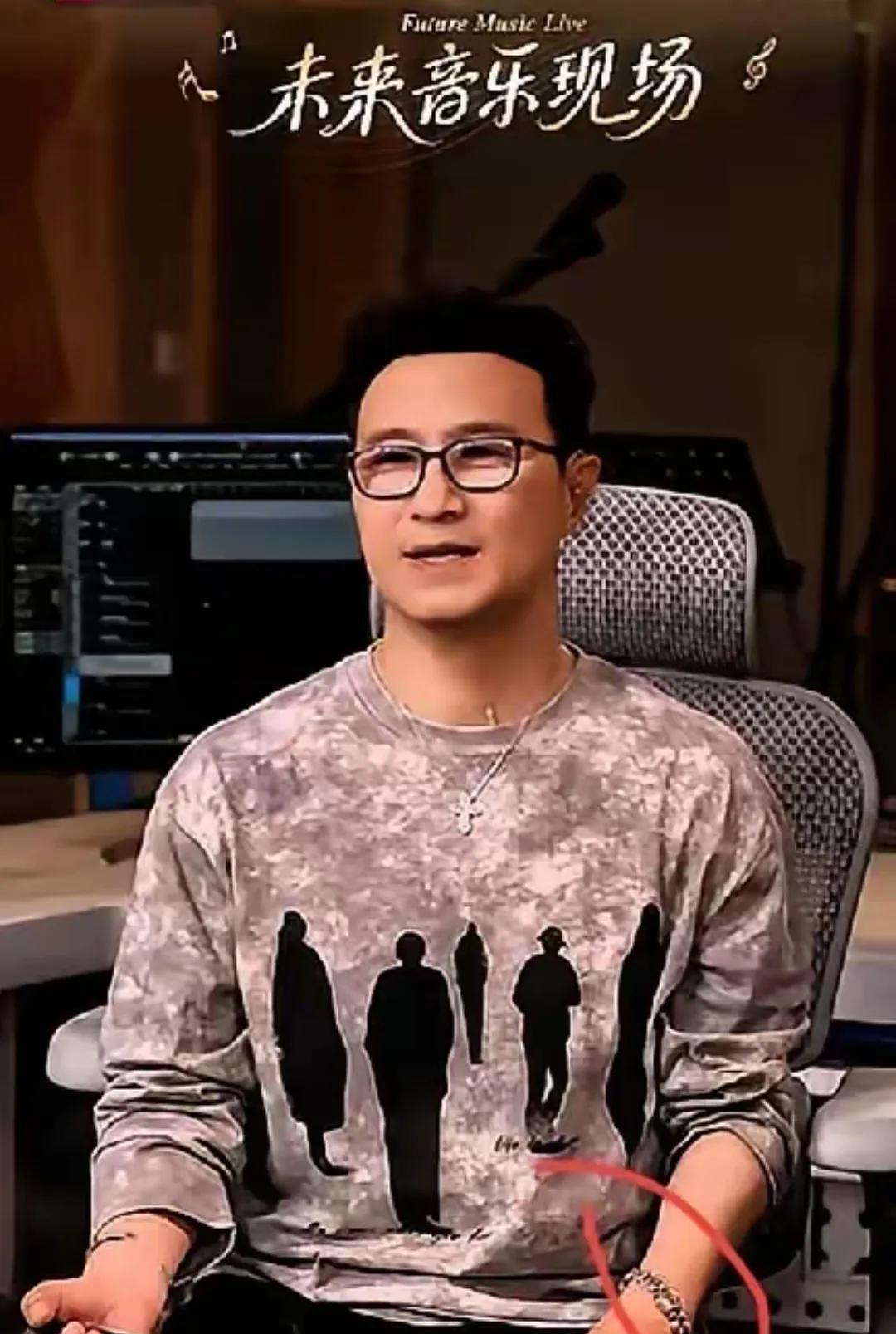 一位粉丝激动地点歌《北京北京》，汪峰二话不说，张口就来！
熟悉的旋律瞬间引爆弹幕