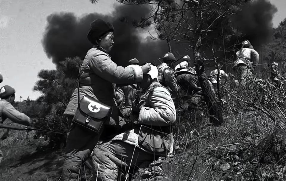 1951年，5个女志愿军被包围，美军喊话劝降，5人不为所动，可这时，身边的女婴啼