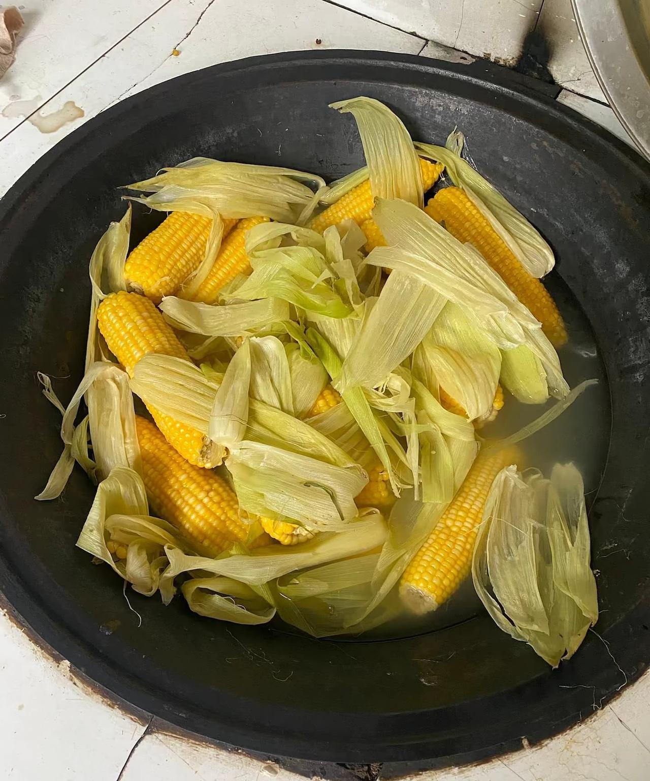 给你们说个现实的事吧！
我有个叔叔一直找不到老婆，后来经过介绍找了个带儿子的，儿