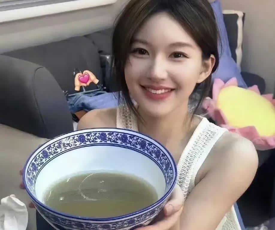 赵露思：是的，只有我的世界停滞。

沉寂很久的赵露思，突然在社交平台发文，感