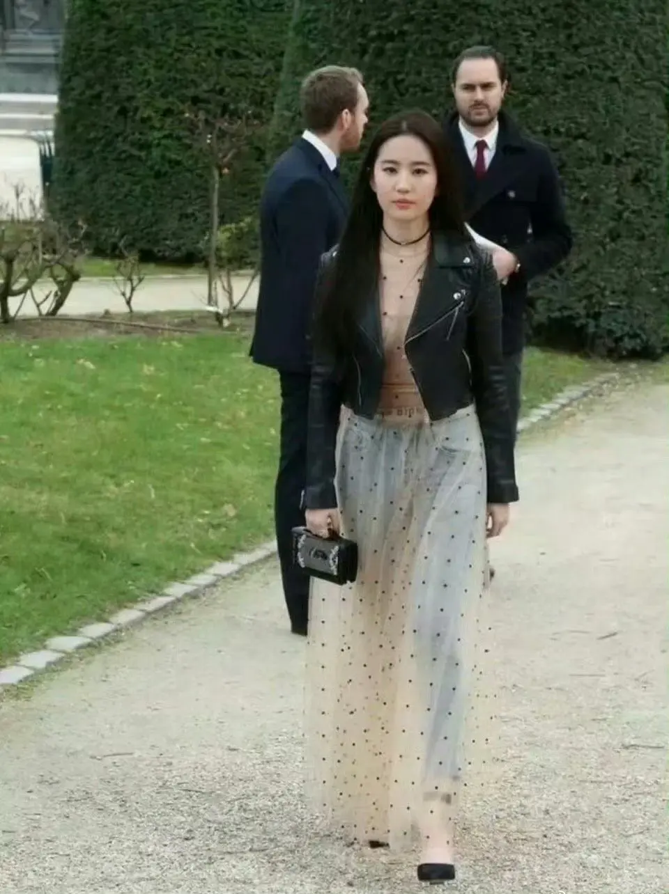 也就刘亦菲敢这么穿！换别人还真撑不起来