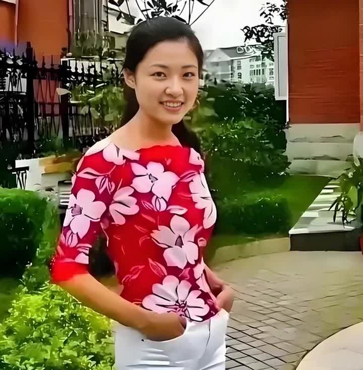 这是周涛年轻时的照片，那时的她才二十出头，穿着很简单，笑得特别甜。眼睛弯弯的，整