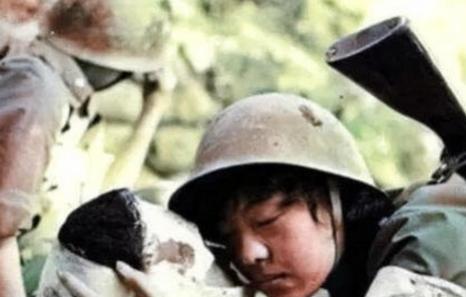 1986年，18 岁的战士至死都没尝过爱情的滋味，牺牲前，奄奄一息的小战士，恳求