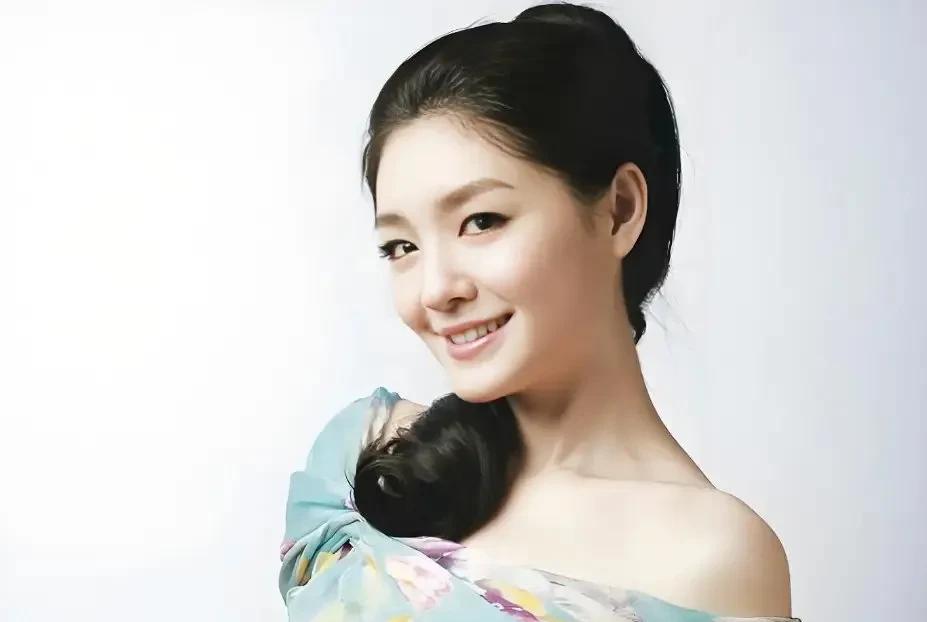 在大S的葬礼当天，大S妈妈黄春梅的2个举动，让人无法理解：
第一个举动，黄春梅也
