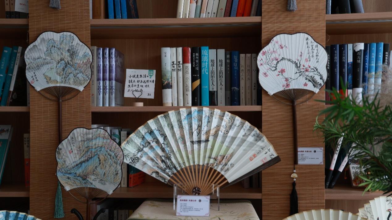 扇承雅韵 光暖心田——2025助残项目师生共创展元旦启幕 匠心体验续航温暖