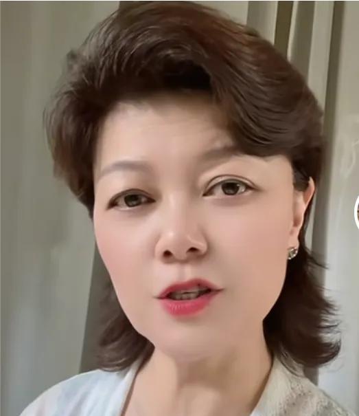 潘夫人又把柴桑大姐侧影发了出来！
70岁的老人，在外面站了一天，
太累了，太辛苦